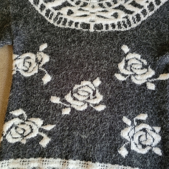 Vintage Sams Souci grey and white rose sweater size small​ - Picture 5 of 11